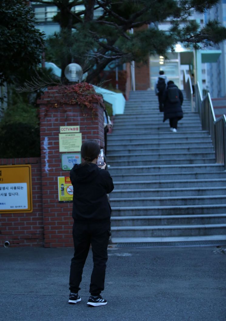 '수능 치러 가는 아들' 뒷모습 담는 어머니