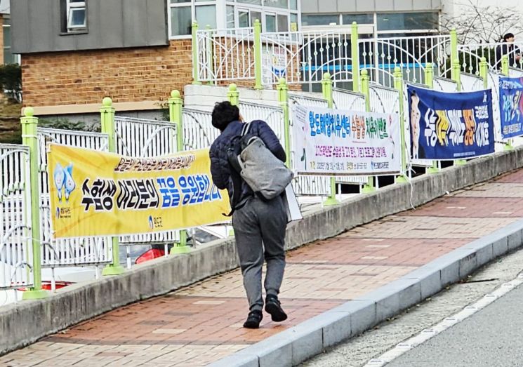뒤늦게 도착한 한 남학생이 가방을 멘 채 숨을 헐떡이며 시험장으로 뛰어 들어가고 있다. 이준경 기자