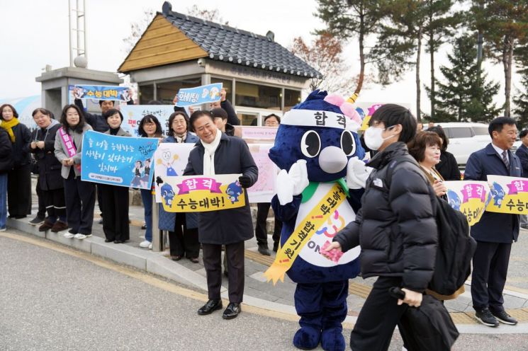 신영재 홍천군수, 수능 시험장 찾아…수험생 '따뜻한 응원'