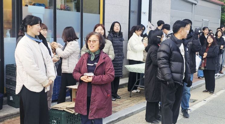 학부모들은 걱정하는 눈빛으로 수험생들의 어깨를 다독이며 격려했다.  이준경 기자