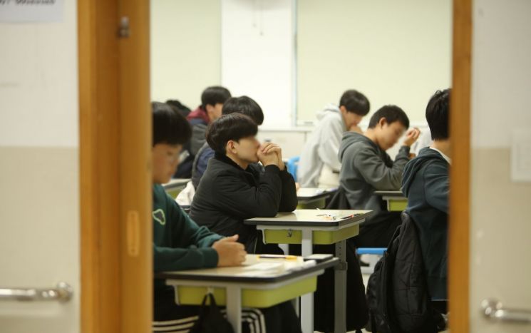 2026 수능 시작 기다리며 '두 손 꼭'