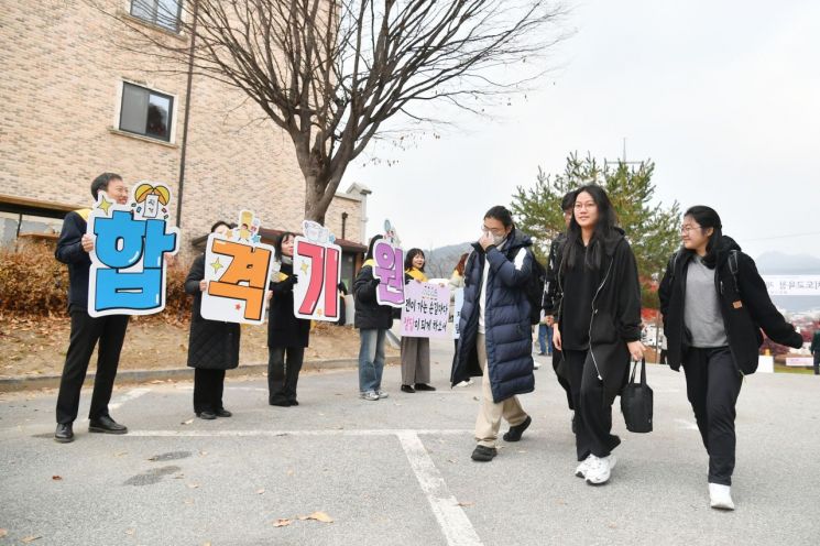 포사격 소리마저 멈춘 화천, 한마음으로 수능 수험생 응원