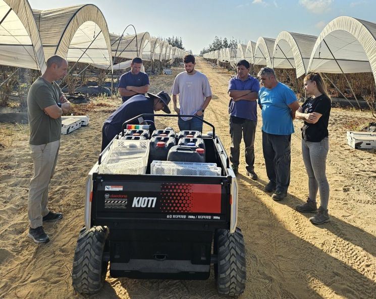 대동로보틱스가 지난 7월 스페인 후엘바 지역 호티프룻 베리 농장에서 자율주행 운반로봇 개념검증(PoC)을 실시하고 있다. 대동