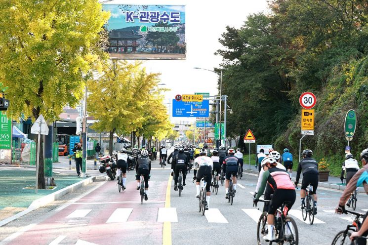 익산시가 오는 15일 전국 자전거 동호인 1,400여 명이 참가하는 '2025 익산 미륵사지 메디오폰도대회'를 연다. 익산시 제공