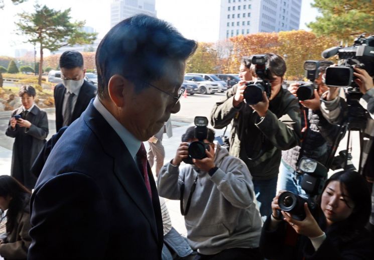 Former Prime Minister Hwang Kyo-ahn, who was arrested by the Special Investigation Team on Charges of Inciting Rebellion, is heading to the Special Investigation Office for Rebellion set up at the Seoul High Prosecutors' Office in Seocho-gu, Seoul on the 12th. Yonhap News