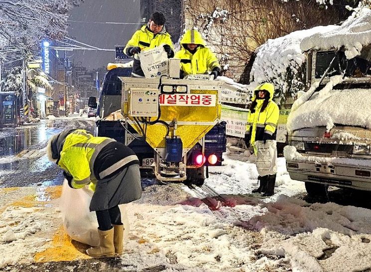 지난해 폭설이 내린 새벽 용산구 공무원들이 제설 작업을 하고 있는 모습. 용산구 제공.