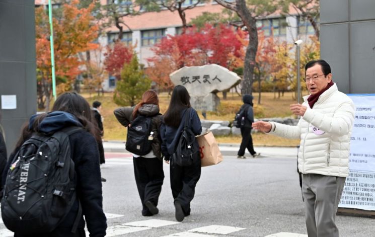 이현재 하남시장이 13일 수능 당일 이른 아침부터 관내 시험장을 찾아 수험생들을 격려하고 있다. 하남시 제공