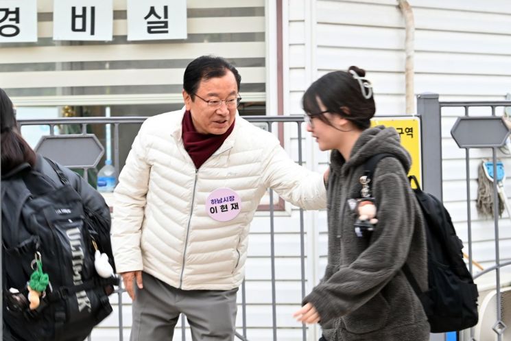 이현재 하남시장이 13일 수능 당일 이른 아침부터 관내 시험장을 찾아 수험생을 격려하고 있다. 하남시 제공