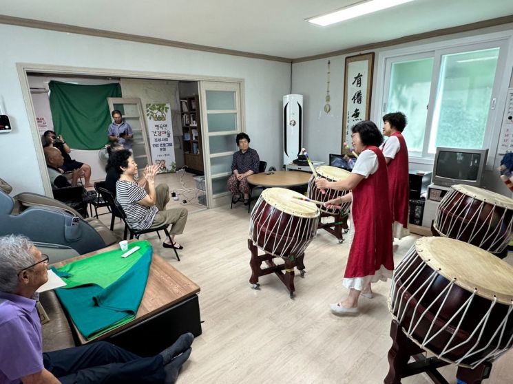 찾아가는 마을극장 프로그램으로 예주줌마 난타 공연이 펼쳐지고 있다. 영덕군 제공