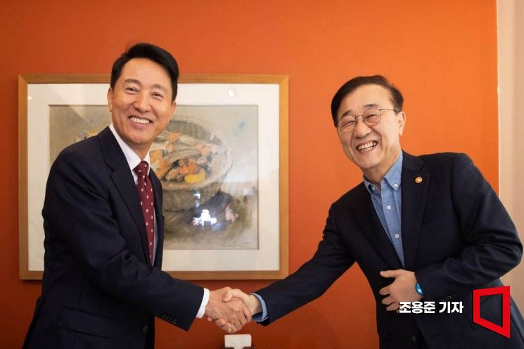[포토] 악수하는 김윤덕 장관과 오세훈 서울시장