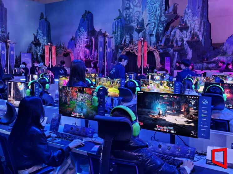 On the 13th, visitors are trying out "Aion 2" at the NCSoft booth inside Hall 1 of BEXCO Busan, where "G-Star 2025" opened. Photo by Kyungjo Noh