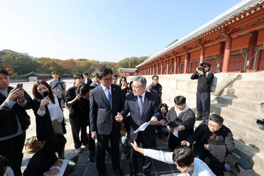 Minister of Culture, Sports and Tourism Hwee Young Choi and Heo Min, Director of the National Heritage Administration, visited Jongmyo Shrine in Seoul on the 7th to inspect the situation regarding the Supreme Court ruling on the ordinance easing development regulations outside the historical and cultural environment preservation area. Photo by Yonhap News Agency