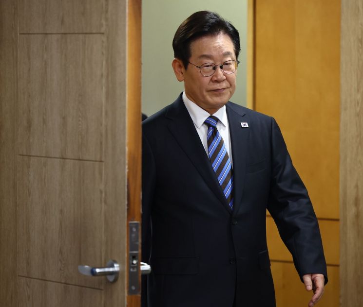 이재명 대통령이 13일 용산 대통령실에서 열린 수석보좌관회의에 입장하고 있다. 연합뉴스