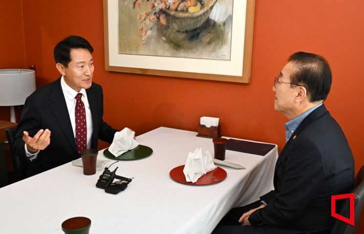 오세훈 서울시장과 김윤덕 국토부장관이 13일 서울 중구의 한 식당에서 오찬에 앞서 환담을 나누고 있다. 서울시 제공