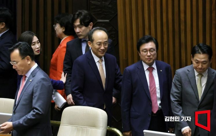[포토] 본회의장 들어서는 추경호