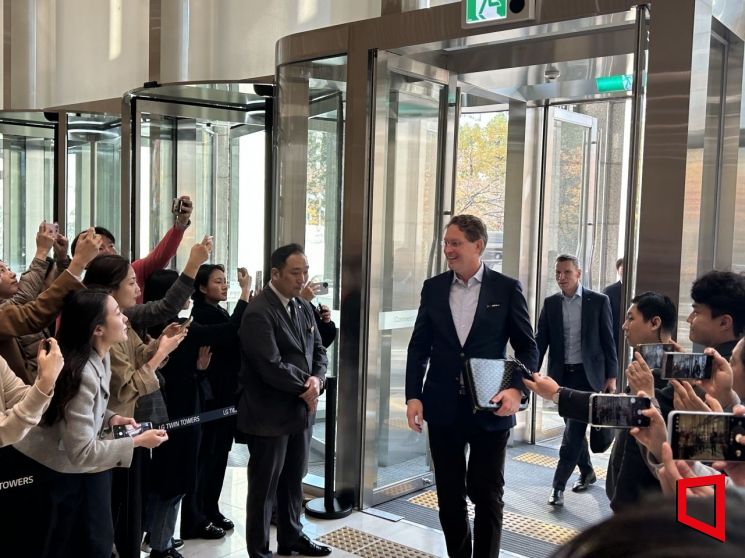 올라 칼레니우스 메르세데스-벤츠 그룹 AG 이사회 의장 겸 최고경영자(CEO)가 13일 서울 여의도 LG트윈타워에 들어서고 있다. 오현길