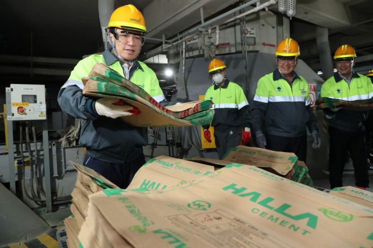 김진태 강원특별자치도지사는 13일 강릉시 옥계면 한라시멘트(주) 생산공장을 방문해 11월 '도민속으로' 현장행보를 이어가고 있다. 강원도 제공