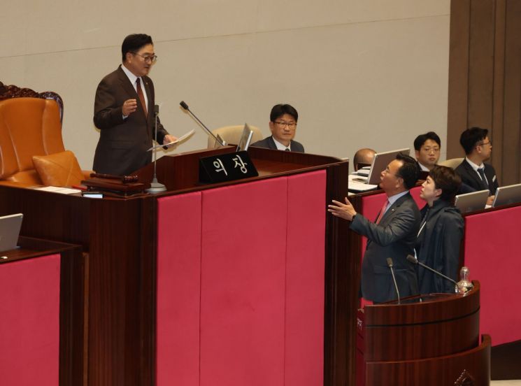 13일 국회 본회의에서 국토교통위원회 소관 법안 처리를 앞두고 국민의힘 유상범 원내수석부대표가 김윤덕 국토교통부 장관 불참을 문제 삼으며 우원식 국회의장에 항의하고 있다. 연합뉴스