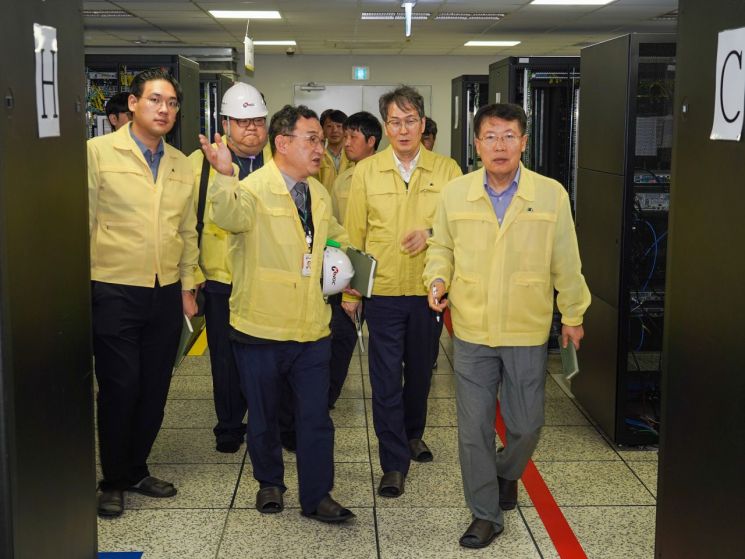 Shin Yonghwa, Head of Management Support Division at Korea National Oil Corporation (first from the right), is receiving a report from an employee during an on-site inspection to strengthen the ICT stable operation system at the Ulsan headquarters on the 13th. Photo by Korea National Oil Corporation