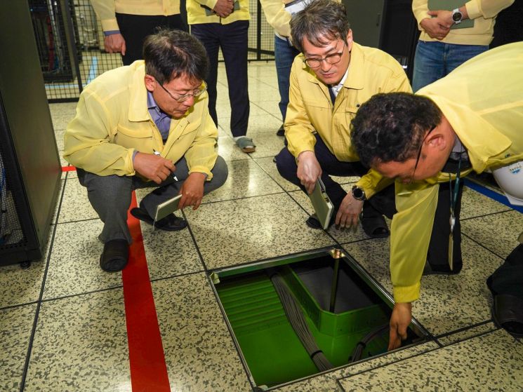 Shin Yonghwa, Executive Vice President of Management Support at Korea National Oil Corporation (left), is conducting an on-site inspection to strengthen the ICT stable operation system at the Ulsan headquarters on the 13th. Provided by Korea National Oil Corporation