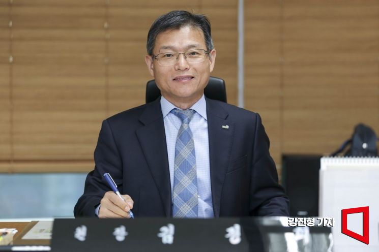 김정희 국토교통과학기술진흥원 원장이 13일 경기 안양 국토교통과학기술진흥원에서 인터뷰에 앞서 포즈를 취하고 있다. 강진형 기자