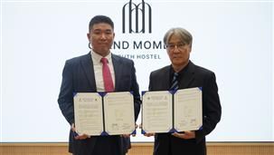 동명대학교 김재석 입학홍보처장(오른쪽)과 그랜드모먼트 유스호스텔 박수영 운영대표가 지역사회 공헌 및 청소년 진로·진학 등 지원을 위한 업무협약을 체결하고 있다.