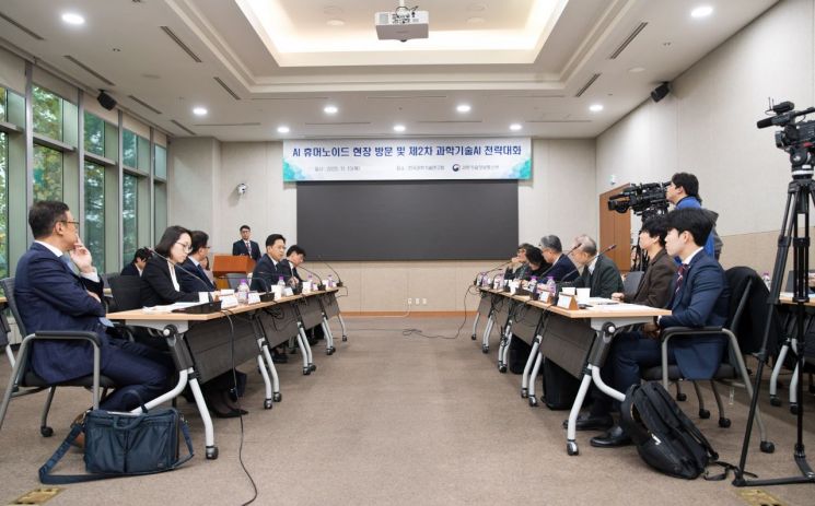배경훈 부총리 겸 과학기술정보통신부 장관이 13일 오후 서울 성북구 한국과학기술연구원(KIST)에서 열린 '제2차 과학기술 AI 전략대화' 에서 '과학기술 AI 활성화 방안' 을 논의하고 있다. 사진=과학기술정보통신부