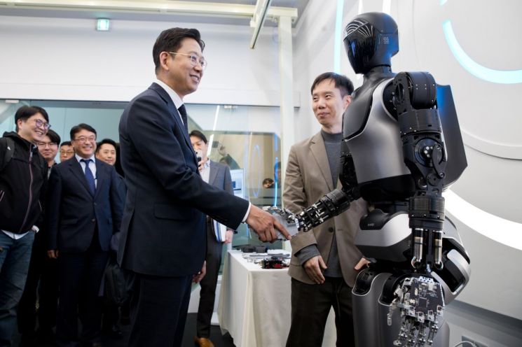 배경훈 부총리 겸 과학기술정보통신부 장관이 13일 오후 서울 성북구 한국과학기술연구원(KIST)을 방문해 AI 휴머노이드 'KAPEX' 시연회 현장에서 휴머노이드의 손을 잡고 있다. 사진=과학기술정보통신부