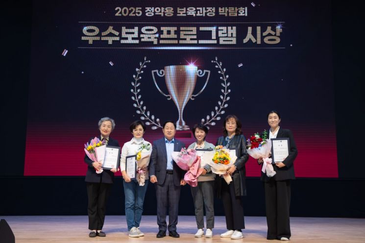 주광덕 남양주시장이 13일 열린 '2025 정약용 보육과정 박람회'에서 우수보육프로그램 시상식을 열고 수상자들과 기념촬영을 하고 있다. 남양주시 제공