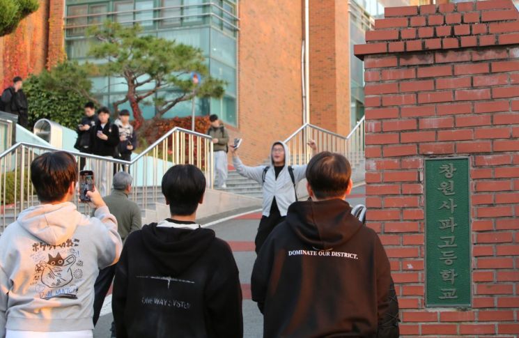 경남교육청 88(창원)지구 제2시험장인 창원사파고등학교에서 한 응시생이  만세를 부르며 나오고 있다. 이세령 기자