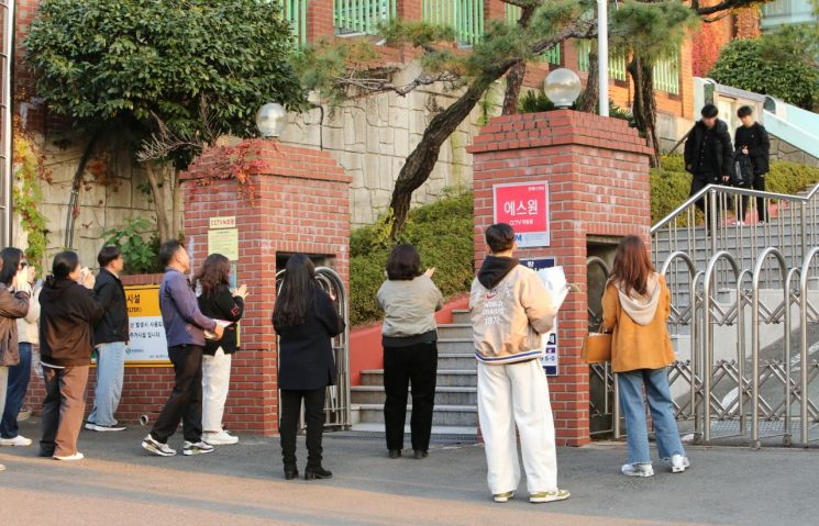 2025학년도 대학수학능력시험 경남교육청 88(창원)지구 제2시험장인 창원사파고 교문 앞에서 학부모들이 고사장을 빠져나오는 응시생들을 향해 손뼉을 치고 있다. 이세령 기자