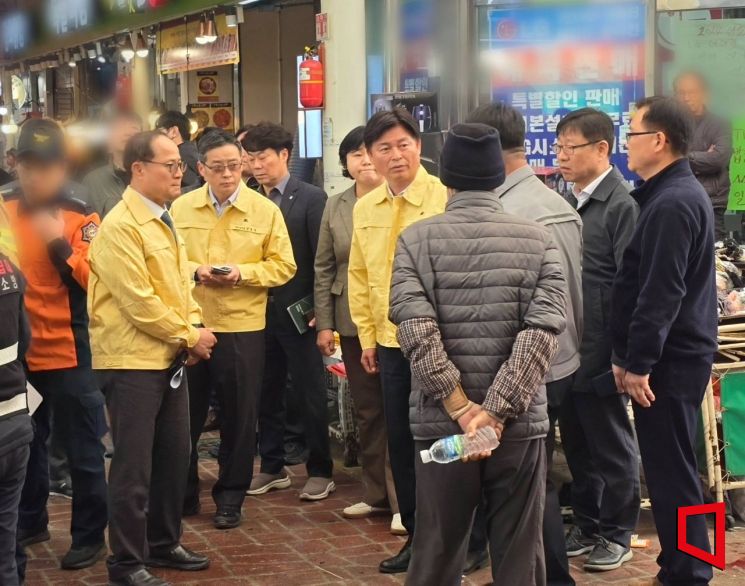 조용익 부천시장이 13일 트럭 돌진 사고가 발생한 제일시장을 찾아 현장을 점검하고 시민들과 이야기를 나누고 있다. 부천시