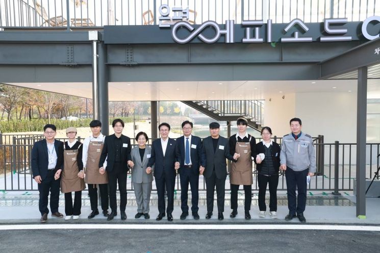 13일 ‘은평에피소드’를 방문한 김민석 국무총리(왼쪽에서 여섯 번째)와 김미경 구청장(왼쪽에서 다섯 번째). 은평구 제공.