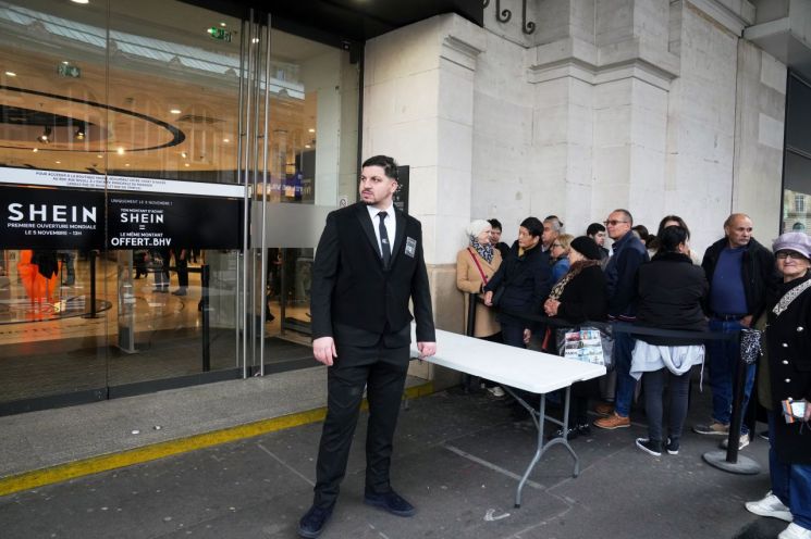 쉬인의 오프라인 매장 첫 오픈날 BHV 백화점 밖에서 줄을 서서 기다리고 있는 시민들, 오픈 후 북적이는 쉬인 매장 내부. AP연합뉴스