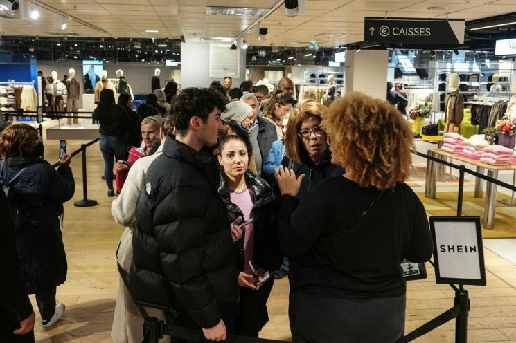 쉬인의 오프라인 매장 첫 오픈날 BHV 백화점 밖에서 줄을 서서 기다리고 있는 시민들, 오픈 후 북적이는 쉬인 매장 내부. AFP연합뉴스