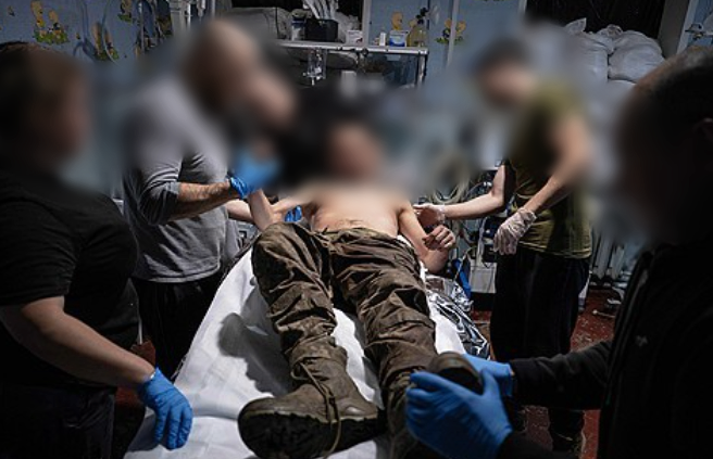 우크라이나 군 의료진이 부상병을 치료하는 모습. AP연합뉴스