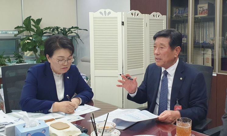 국회를 방문하여 권향엽 국회의원과 업무협의를 하고 있는 조상래 곡성군수 곡성군 제공