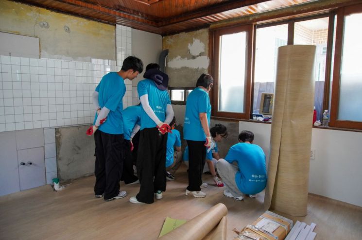 고흥군은 취도ㆍ금사항 어촌신활력증진사업의 일환으로 영남면 사도마을의 빈집을 리모델링해 필리핀 계절근로자들이 거주할 수 있도록 지원하고 있다. 고흥군 제공