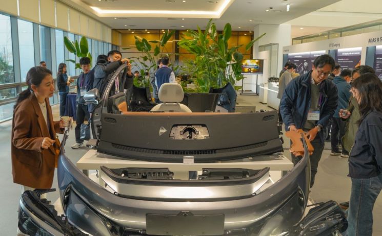 13일 LG화학 경기 오산 CS캠퍼스에서 진행된 전기차 소재 콘퍼런스에서 LG화학 임직원이 고객에게 제품을 설명하고 있다. LG화학