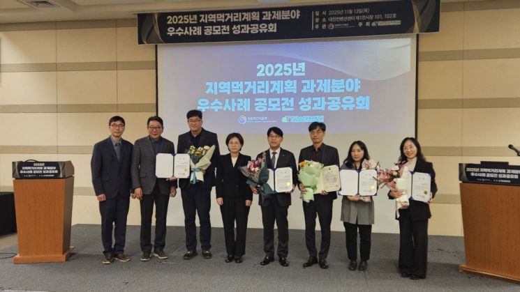 13일 대전컨벤션센터에서 개최된 '지역먹거리계획 과제분야 우수사례 공모전'에서 최우수상을 받은 시흥시 관계자들이 수상을 자축하고 있다. 시흥시 제공