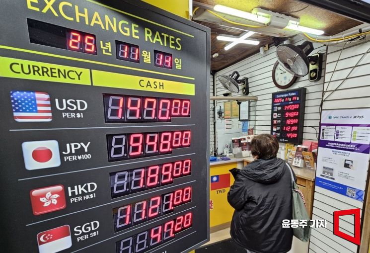외환 시장에서 원·달러 환율이 1470원대에서 등락을 거듭하고 있는 14일 서울 중구의 한 사설환전소에 환율이 표시되고 있다. 2025.11.14 윤동주 기자