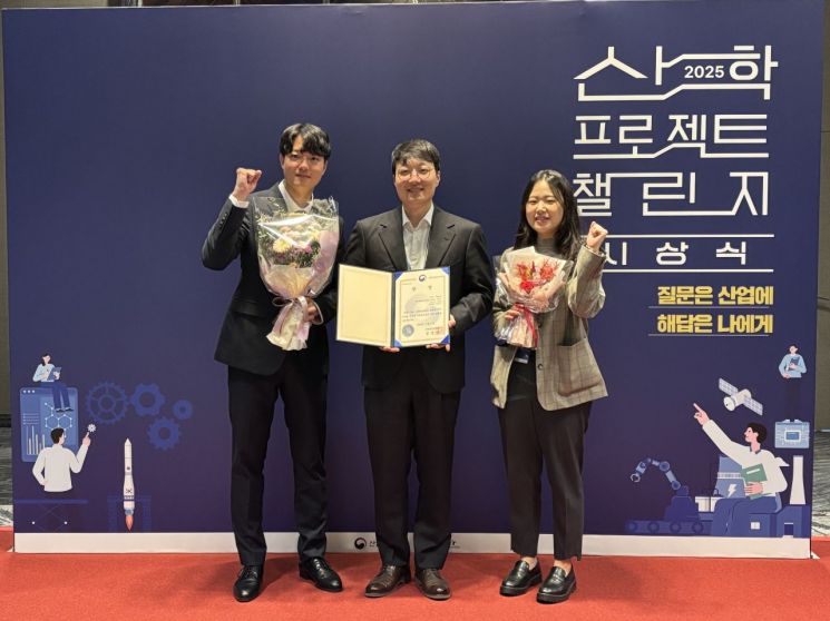 경희대 팀이 ‘2025 산학 프로젝트 챌린지’에서 최고상을 수상한 뒤 기념 촬영을 하고 있다. 경희대학교