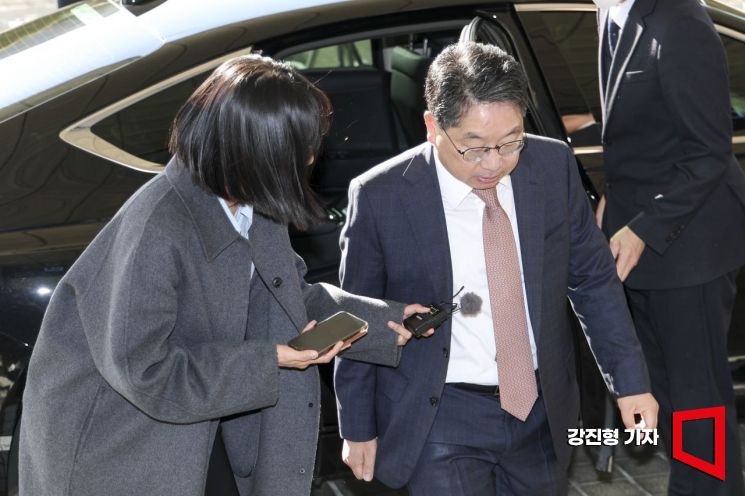 [포토] 대답 없는 노만석 검찰총장 권한대행