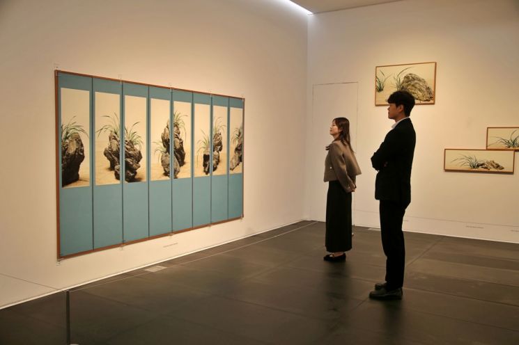 광주신세계, 본관 1층 광주신세계갤러리에서 고객들이 구성연 작가의 작품을 감상하고 있다. 광주신세계 제공