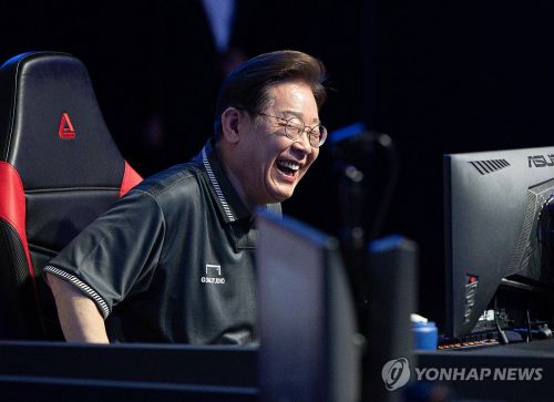 이재명 대통령이 제21대 대통령 선거 후보 시절인 올해 5월 17일 오후 광주 동구 조선대에 위치한 광주이스포츠경기장에서 열린 e스포츠 산업 현장간담회에서 라이엇게임즈의 ‘리그오브레전드’를 체험하고 있다. 연합뉴스