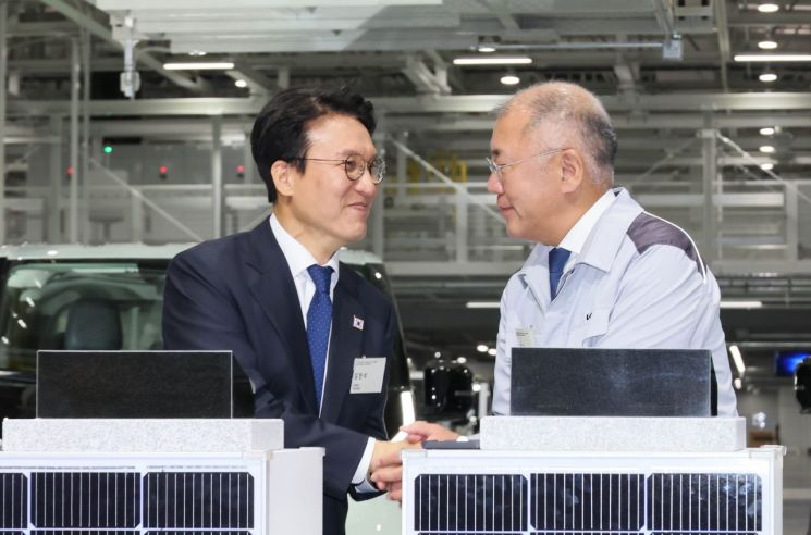 14일 경기도 화성시 우정읍 기아오토랜드 화성에서 열린 기아 화성 이보플랜트 이스트 준공식 겸 웨스트 기공식 행사에서 김민석 국무총리(사진 왼쪽)와 정의선 현대차그룹 회장이 악수하고 있다. 연합뉴스 제공