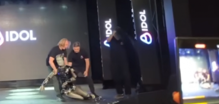 러시아 로봇 업체가 개발한 휴머로이드 로봇이 시연 도중 넘어지는 일이 발생했다. 유튜브  Memology 101 캡처