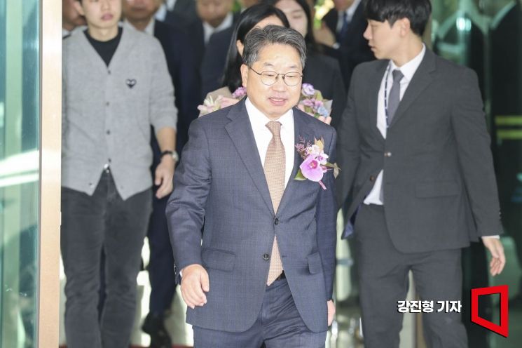 대장동 항소 포기 논란으로 사의를 표명한 노만석 검찰총장 직무대행이 13일 서울 서초구 대검찰청에서 퇴임식을 마친 뒤 청사를 나서고 있다.