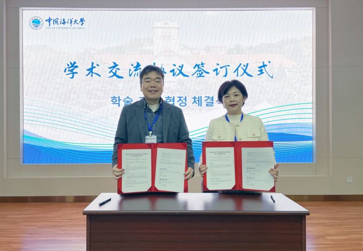 국립부경대 글로벌차이나연구소가 고려대·중국해양대와 학술교류 MOU를 체결하고 있다. 국립부경대 제공