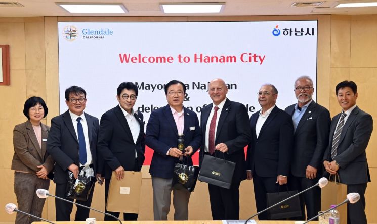 이현재 하남시장(왼쪽 네 번째)이 지난 13일 미국 캘리포니아주 글렌데일시 대표단과 기념촬영을 하고 있다. 하남시 제공